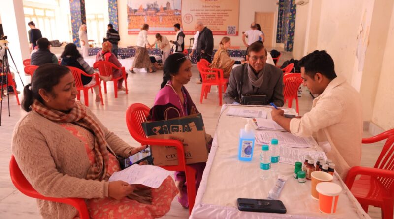 परमार्थ निकेतन में निःशुल्क पल्स रीडिंग हेल्थ चेकअप कैंप संपन्न