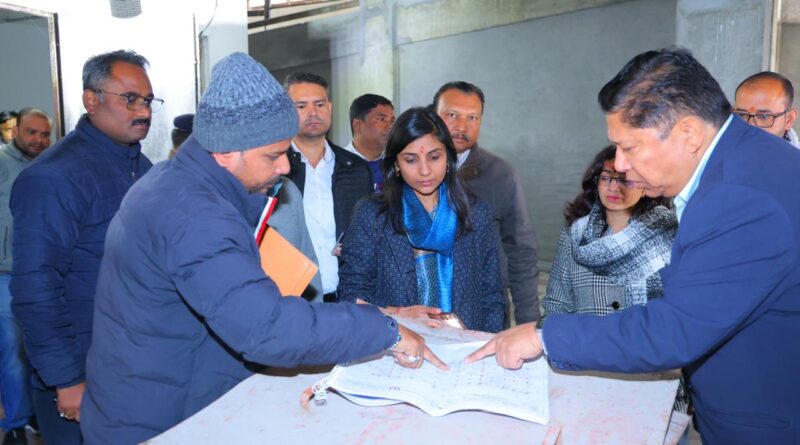 जिलाधिकारी ने किया श्रीनगर के एचएनबी बेस हॉस्पिटल के निर्माणाधीन क्रिटिकल केयर ब्लॉक का निरीक्षण