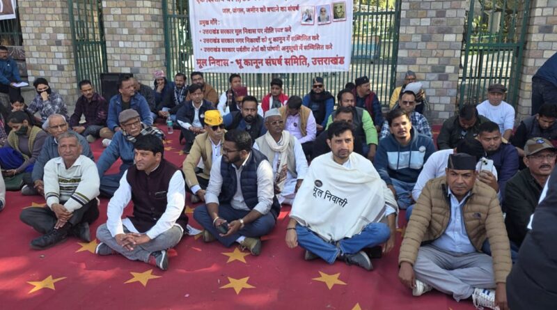 मूल निवास भू कानून संघर्ष समिति का गांधी पार्क, देहरादून में एक दिवसीय धरना