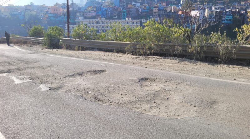 राष्ट्रीय राजमार्ग पर गड्ढों की भरमार, मुख्यमंत्री के “गड्ढामुक्त अभियान” पर उठे सवाल