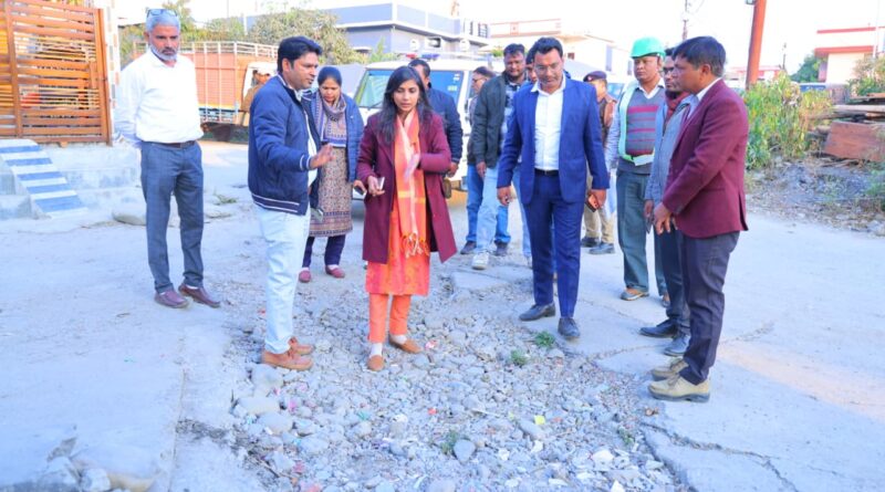 जिलाधिकारी ने कोटद्वार में एडीबी पाइपलाइन परियोजना का स्थलीय निरीक्षण किया