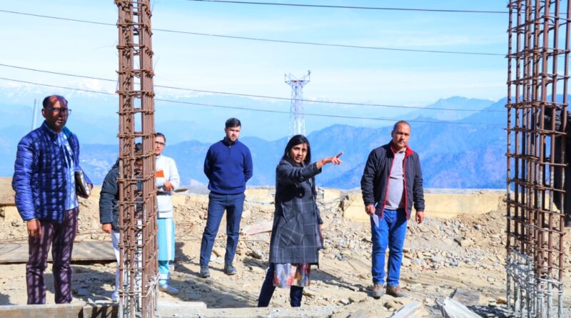 कण्डोलिया मैदान, पुस्तकालय और पूल्ड हाउस के कार्यों की जिलाधिकारी ने ली समीक्षा, दिए सुधार के निर्देश