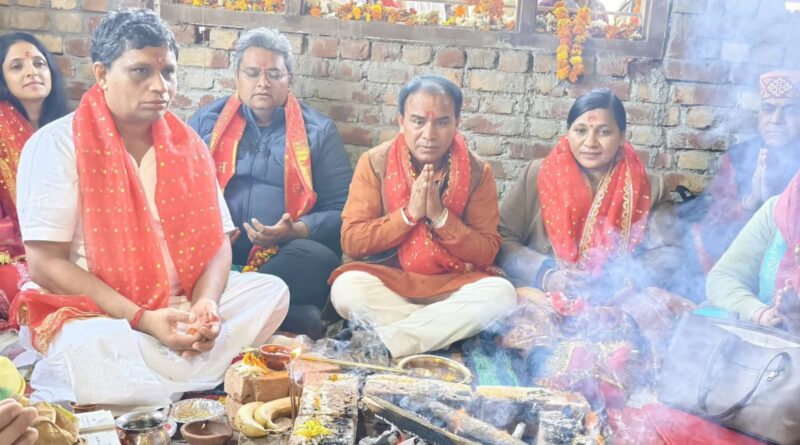 बूंखाल कालिंका मेले में उमड़ी श्रद्धालुओं की भीड़, आचार्य बालकृष्ण और मंत्री धन सिंह रावत ने की पूजा-अर्चना