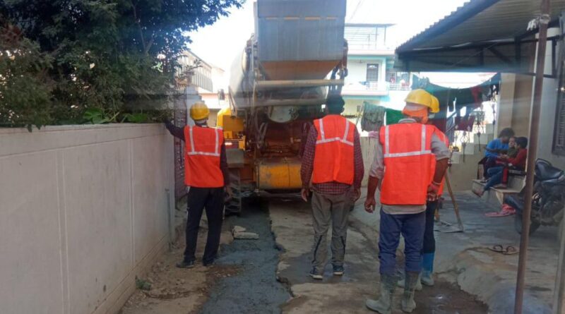 जिलाधिकारी के निरीक्षण का दिखा असर, खोदी गई सड़कों की मरम्मत में आई तेजी