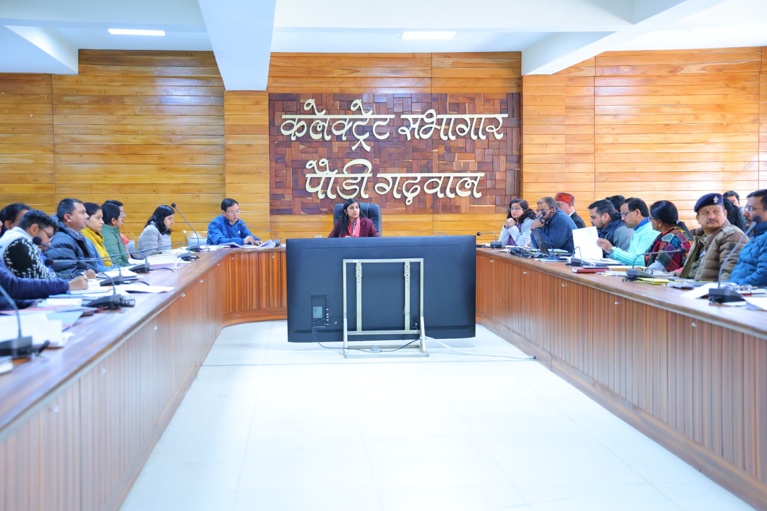 जिलाधिकारी की अध्यक्षता में राजस्व विभाग की मासिक समीक्षा बैठक, लंबित वादों के त्वरित निस्तारण के निर्देश