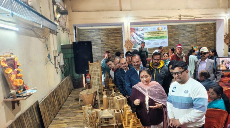 राष्ट्रीय हस्तशिल्प सप्ताह के तहत बांस एवं रेशा प्रशिक्षण केंद्र पनियाली में दो माह का प्रशिक्षण कार्यक्रम शुरू