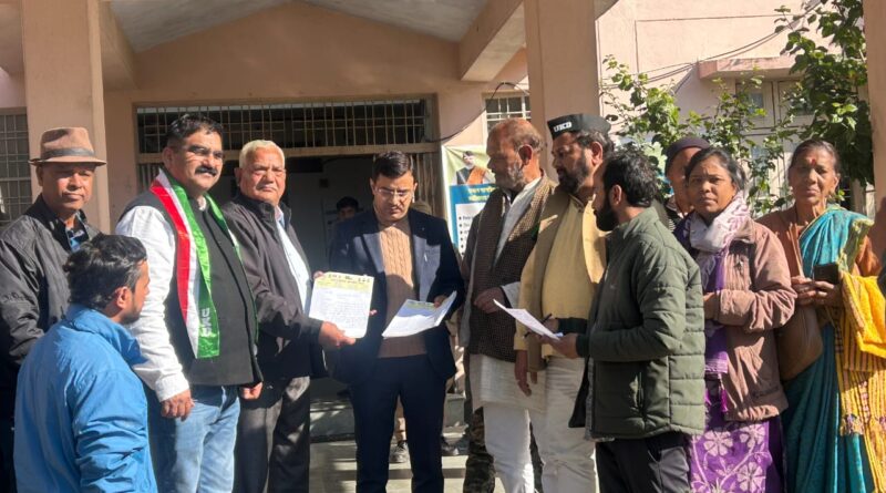 यमकेश्वर बचाओ अभियान:  बुनियादी सुविधाओं की अनदेखी पर भड़का उक्रांद, तहसील में दिया धरना