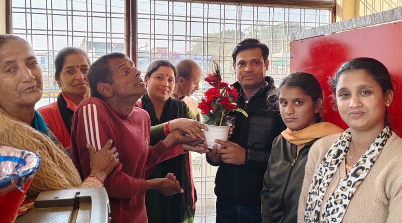 कोटद्वार: दिव्यांगजनों को मिला रोजगार, शुरू हुआ दोना–पत्तल उत्पादन