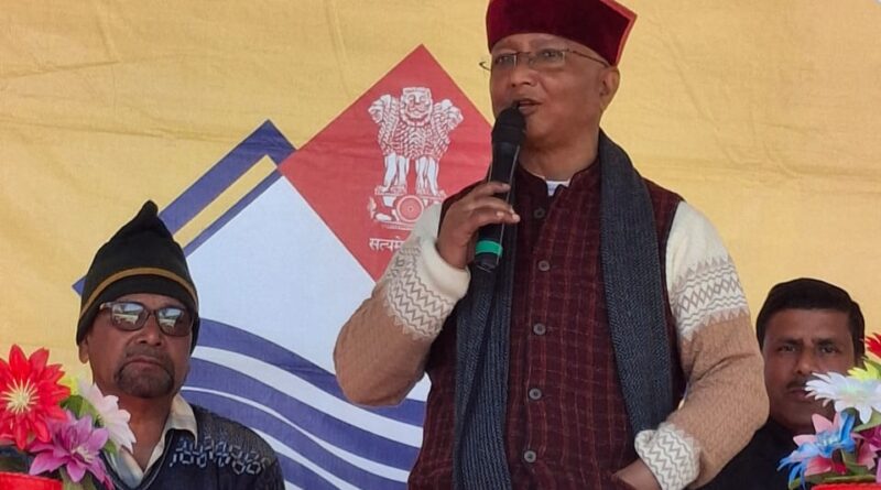 लैंसडॉन विधायक महंत दिलीप रावत ने कुमाल्डी विद्यालय में छात्रों को वितरित किए ट्रैक सूट व खेल सामग्री