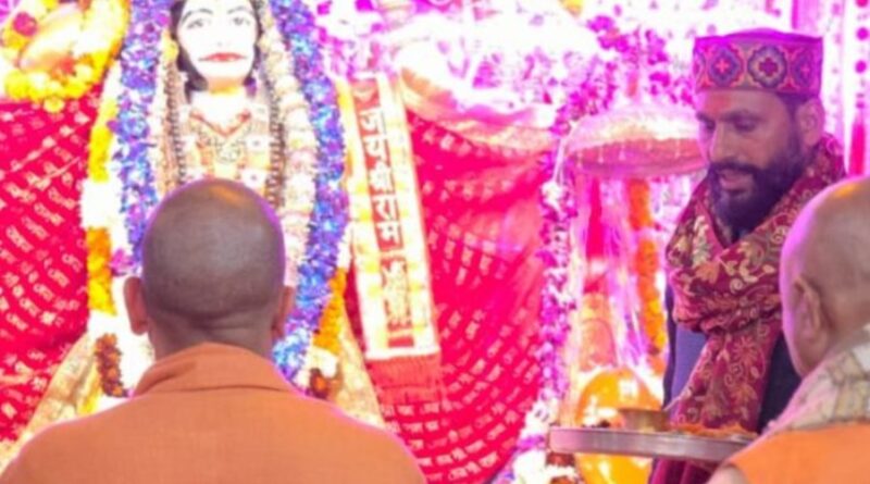 योगी आदित्यनाथ ने सिद्धबली मंदिर में की पूजा-अर्चना, बहन से भी की मुलाकात