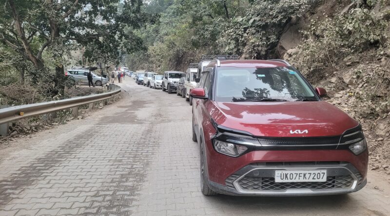 ऋषिकेश–नीलकंठ मोटर मार्ग पर पहाड़ी कटान से तीसरे दिन भी जाम, यात्रियों की बढ़ी मुश्किलें