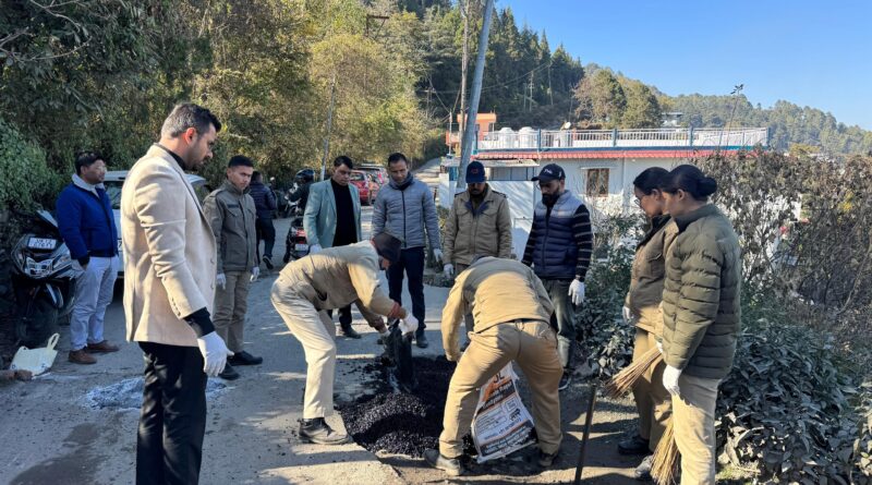 पौड़ी में सड़क सुरक्षा को लेकर अभियान, संवेदनशील मार्गों पर गड्ढे भरे गए