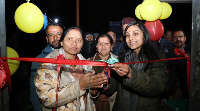 डीएम स्वाति भदौरिया ने नैनीडांडा में पीरुल कलेक्शन प्लांट का किया निरीक्षण, महिलाओं के रोजगार को बताया सशक्त पहल