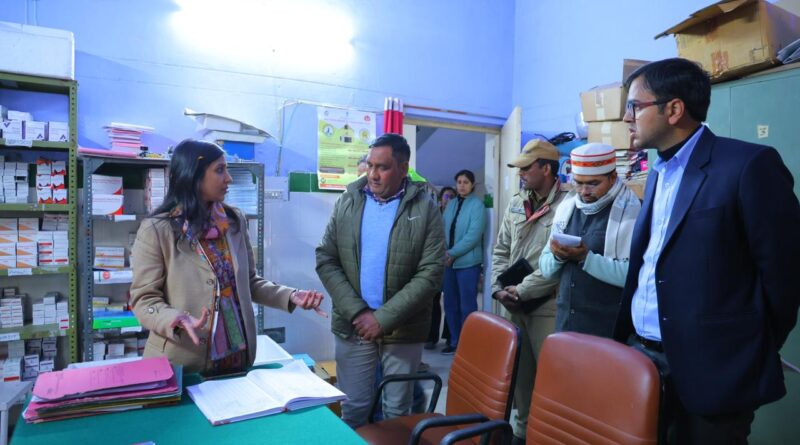 शिकायतों पर सख्त जिलाधिकारी, बीरोंखाल सीएचसी का देर शाम औचक निरीक्षण