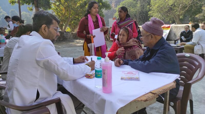 परमार्थ निकेतन में मेदांता गुड़गांव के सहयोग से दो दिवसीय मल्टीस्पेशलिस्ट चिकित्सा शिविर, सैकड़ों लोगों को मिला निःशुल्क उपचार