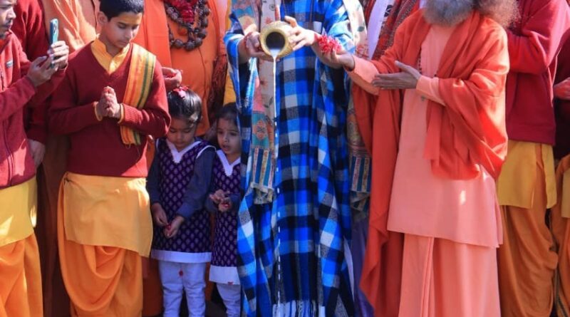 परमार्थ निकेतन में गूंजा सनातन स्वर, आचार्य धीरेंद्र कृष्ण शास्त्री का भव्य स्वागत