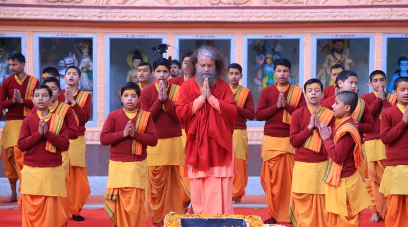 परमार्थ निकेतन में श्रद्धा व दिव्यता के साथ मना वसंत पंचमी पर्व, पराक्रम दिवस पर नेताजी सुभाष चंद्र बोस को किया नमन