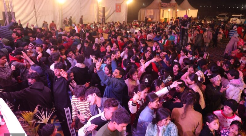 क्रेजी पर्यटन एवं विकास मेला 2026 के दूसरे दिन लोकसंगीत की धूम, देर रात तक झूमते रहे दर्शक
