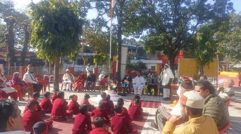 गीता आश्रम में गीता बाल विद्यालय द्वारा 77वें गणतंत्र दिवस पर ध्वजारोहण कार्यक्रम आयोजित