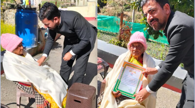 गणतंत्र दिवस पर स्वतंत्रता संग्राम सेनानी स्व. उम्मेद सिंह नेगी की धर्मपत्नी का सम्मान