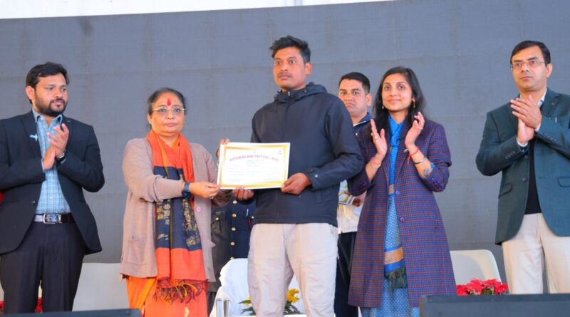 कोटद्वार में दो दिवसीय बर्ड वॉचिंग फेस्टिवल का भव्य समापन, छात्र-छात्राओं व बर्ड वॉचर्स को किया गया सम्मानित