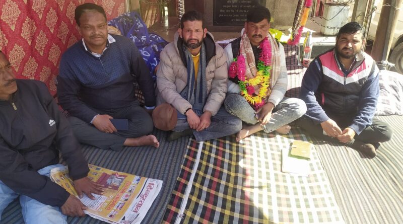 ATS के विरोध में द्वाराहाट के टैक्सी मालिक आमरण अनशन पर, एसडीएम को सौंपा ज्ञापन
