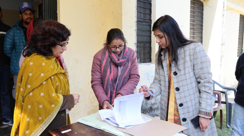 खिर्सू बाल विकास कार्यालय का डीएम ने किया औचक निरीक्षण, टीएचआर वितरण में लापरवाही पर जताई नाराजगी