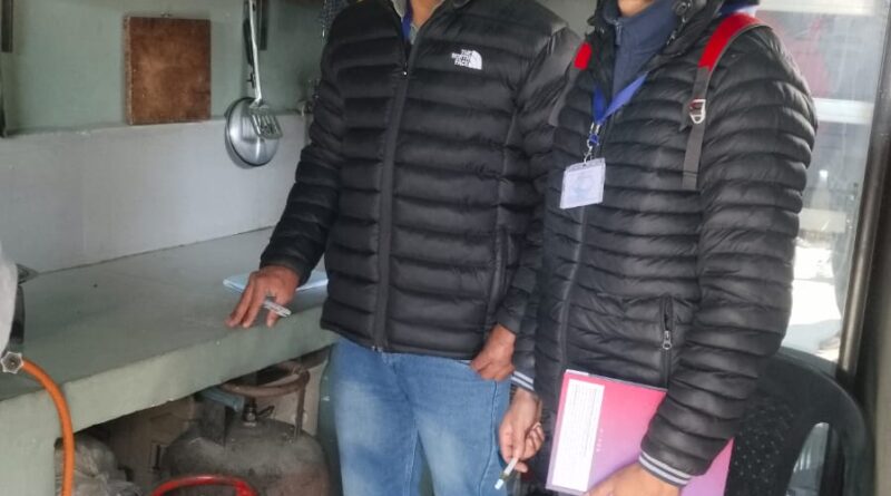 घरेलू गैस के दुरुपयोग पर सख्ती: जनपद में 102 प्रतिष्ठानों का औचक निरीक्षण, 39,100 रुपये का चालान