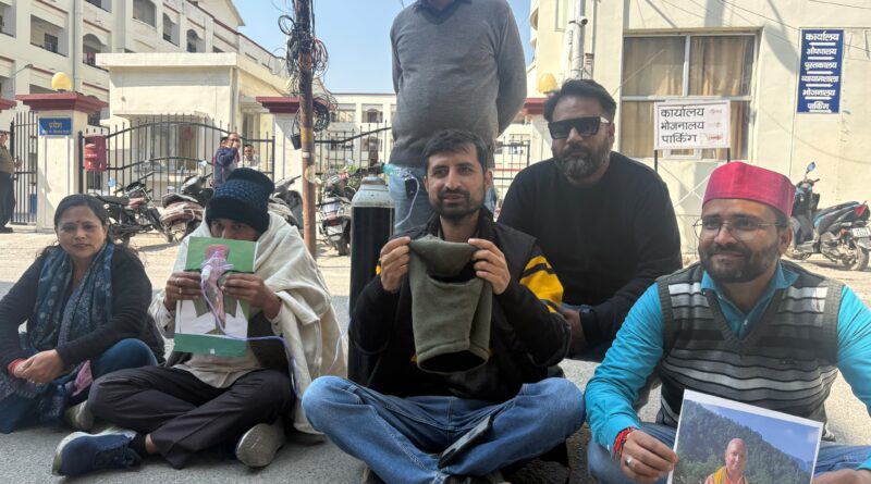 गैरसैंण पर बयान से गरमाई सियासत, आक्सीजन सिलेंडर,गर्म कपड़े, टोपी लेकर पहुंचे आंदोलनकारीविधायक हॉस्टल