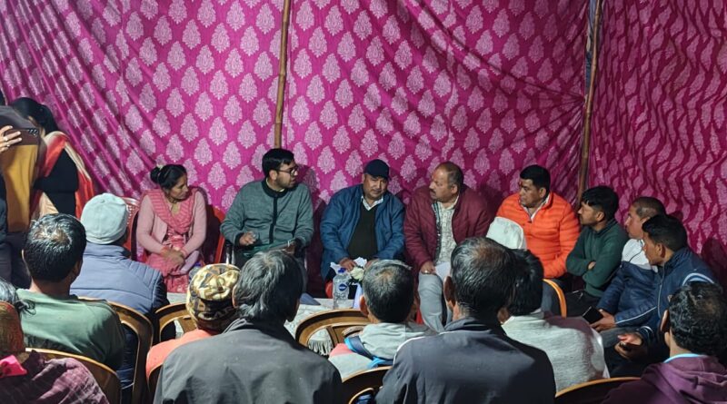 थलीसैंण ब्लॉक के ग्वींठ में रात्रि चौपाल: जनसमस्याओं के त्वरित समाधान के निर्देश