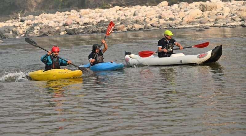 नयार नदी बनी रोमांच का केंद्र, बांघाट से ब्यासघाट तक कयाकिंग और एंगलिंग का धमाल