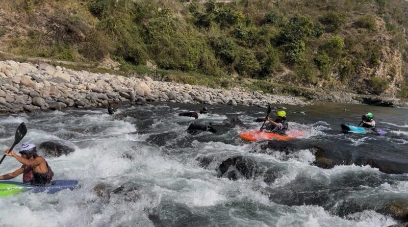 नयार वैली फेस्टिवल में कयाकिंग बना रोमांच का केंद्र, नयार नदी की लहरों पर दिखा साहस और कौशल