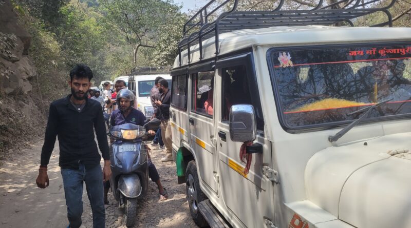 नीलकंठ मार्ग पर दो ट्रेवलर आमने-सामने फंसे, फूलचट्टी के पास लगा लंबा जाम