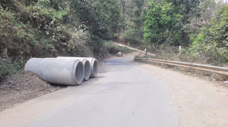 नीलकंठ मोटरमार्ग पर लापरवाही: रत्तापानी के पास सड़क किनारे रखे सीमेंट पाइप बन सकते हैं हादसे का कारण