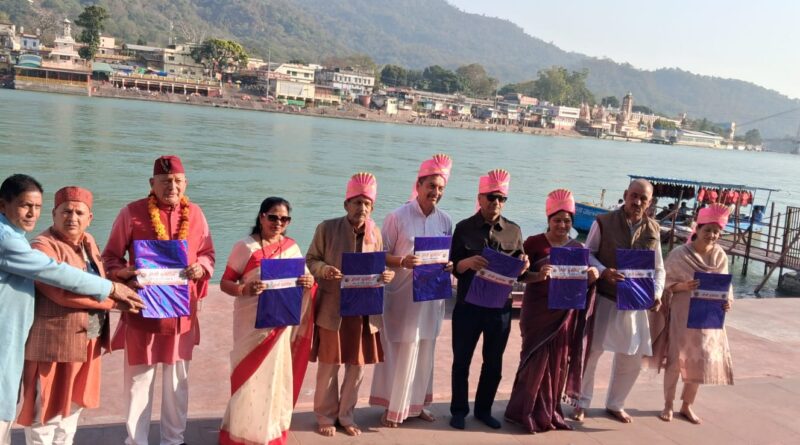 प्रेस क्लब मुनिकीरेती व गंगा गौ सेवा समिति ने शत्रुघ्न घाट पर आयोजित किया होली मिलन समारोह