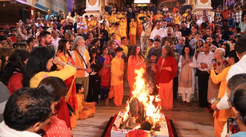 स्वामी चिदानन्द सरस्वती का संदेश: होलिका दहन में जलाएँ नकारात्मकता, रंगों से सशक्त भारत का लें संकल्प