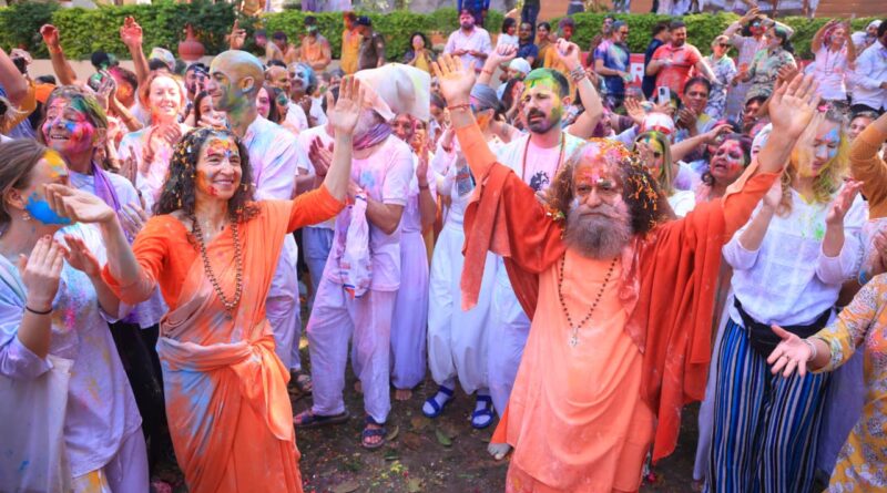 गंगा तट पर आध्यात्मिक रंगोत्सव: परमार्थ निकेतन में प्रेम, सद्भाव और मानवता के रंग बिखरे