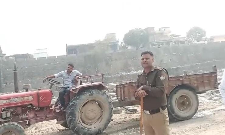 कोटद्वार में अवैध खनन पर प्रशासन की कार्रवाई, खोह नदी में पांच ट्रैक्टर-ट्रॉली सीज