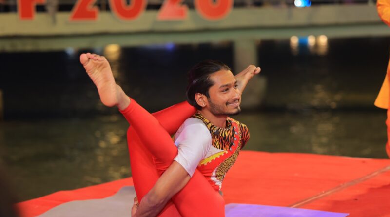 अंतर्राष्ट्रीय योग महोत्सव 2026: चौथे दिन गंगा तट पर योग-ध्यान से गूंजा वातावरण, 80 देशों के साधकों ने किया आध्यात्मिक अनुभव
