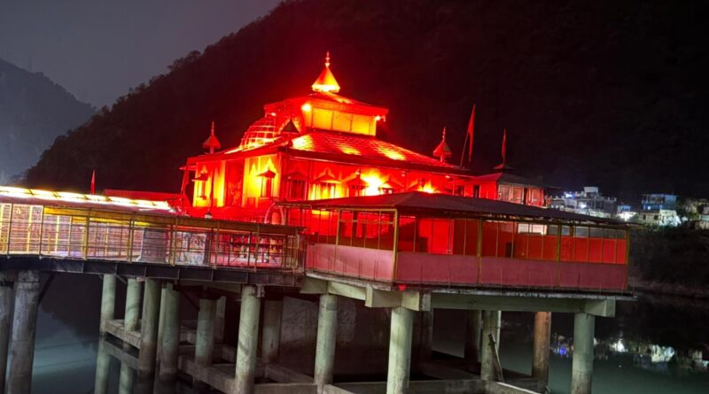 चारधाम यात्रा से पहले धारी देवी मंदिर जगमगाया, आधुनिक वॉल वॉशर लाइटिंग से बढ़ी भव्यता