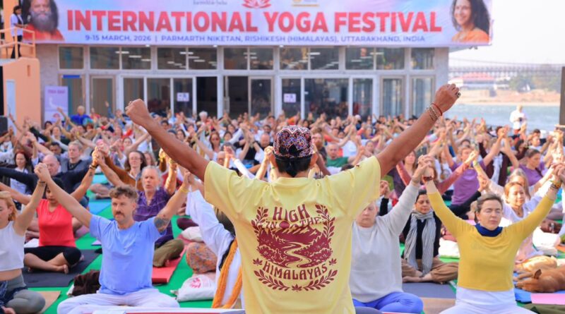 अंतर्राष्ट्रीय योग महोत्सव के चौथे दिन आयुर्वेद, चक्र और नाड़ी ज्ञान पर विशेष सत्र, गंगा तट पर संगीत से झूमे योग साधक