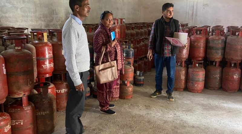 घरेलू गैस के व्यावसायिक उपयोग पर प्रशासन सख्त, कोटद्वार में 35 सिलेंडर बरामद