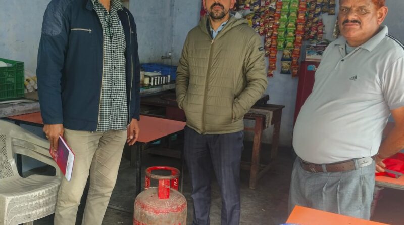 पौड़ी तहसील परिसर की कैंटीन में घरेलू गैस का अवैध उपयोग, दो सिलेंडर जब्त