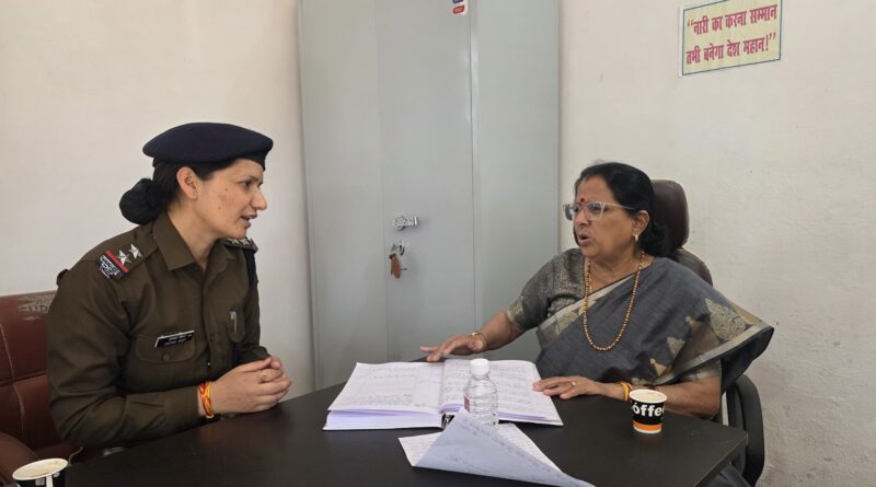 महिला आयोग अध्यक्ष कुसुम कंडवाल का कोटद्वार महिला हेल्प डेस्क पर औचक निरीक्षण