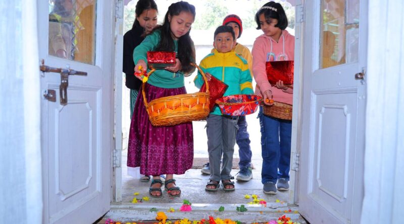 फूलदेई पर्व पर बच्चों की खुशियों से महका जिलाधिकारी आवास
