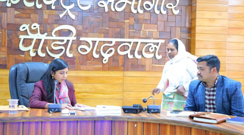 जनता मिलन में डीएम स्वाति एस. भदौरिया ने सुनीं जनसमस्याएं, कई शिकायतों का मौके पर निस्तारण