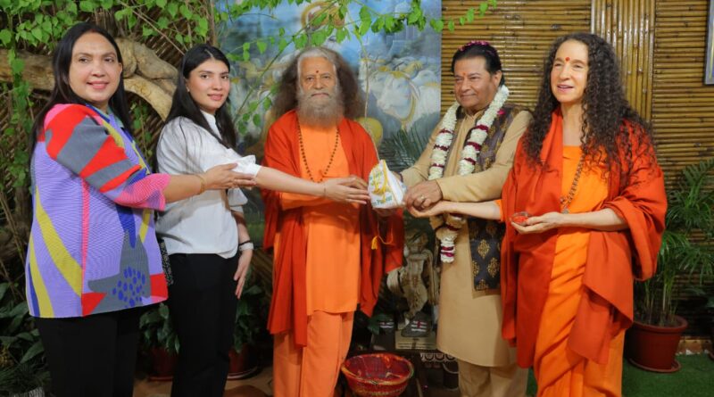 परमार्थ निकेतन में भजन सम्राट अनूप जलोटा का आगमन, गंगा आरती में गूंजा भक्ति रस