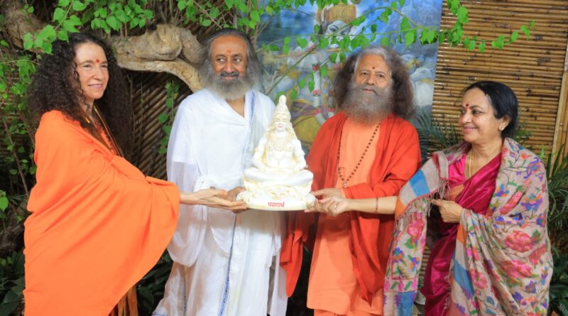 परमार्थ निकेतन में आध्यात्मिक विभूतियों का संगम, गंगा आरती में उमड़ा श्रद्धा का सागर