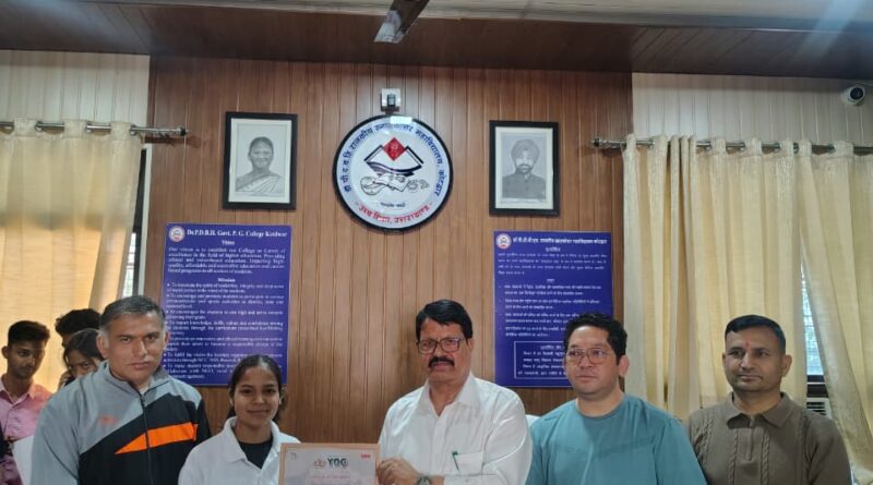 अंतरराष्ट्रीय योग महोत्सव से लौटे छात्रों का कोटद्वार महाविद्यालय में भव्य स्वागत