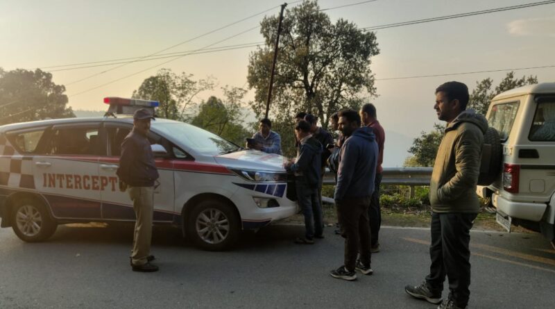 देवप्रयाग मार्ग पर सघन चेकिंग अभियान, 18 वाहनों के काटे चालान